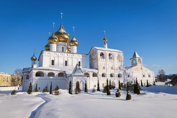 在冬天，俄罗斯乌格利奇复活修道院的视图 — 图库照片