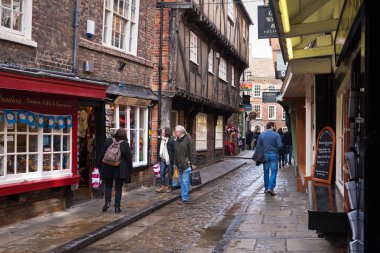 York, North Yorkshire / İngiltere - 6 Mart 2017: şehir merkezinde dar bir alışveriş caddesi üzerinde 