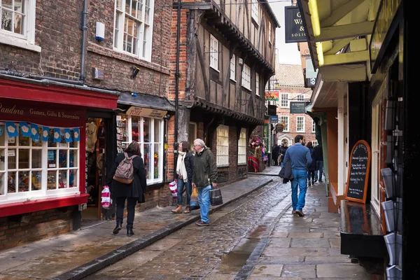 York, North Yorkshire / İngiltere - 6 Mart 2017: şehir merkezinde dar bir alışveriş caddesi üzerinde 