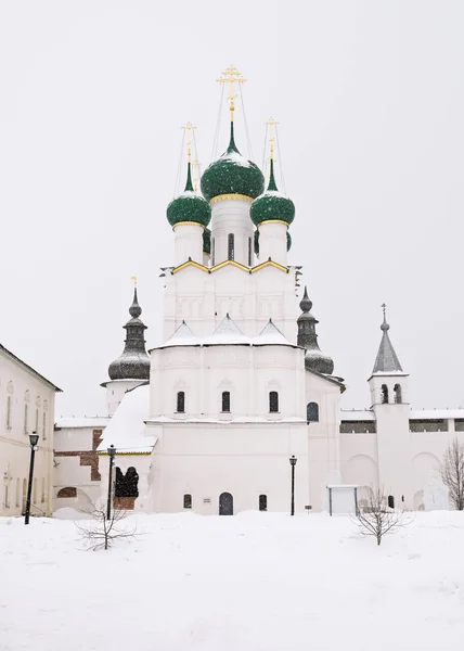 Iglesia de San Juan el Divino en el Kremlin de Rostov durante una nevada en invierno, Rusia — Foto de Stock