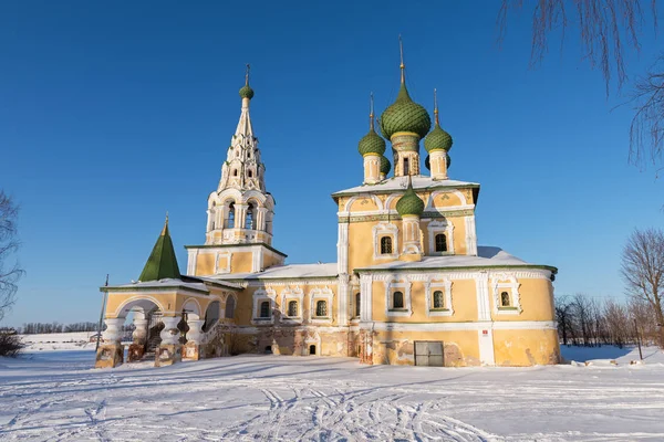 Церква Святого Іоанна Хрестителя в Углицьке в Сонячний зимовий день, Росія — стокове фото
