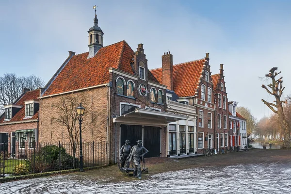 EDAM, HOLANDA DEL NORTE / PAÍSES BAJOS - 16 de enero de 2017: El edificio histórico de Waag (Escalas) en la ciudad holandesa de Edam en invierno — Foto de Stock