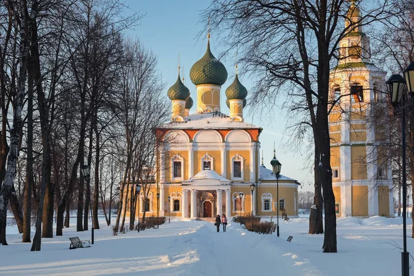 Uglich, Jaroslavská Oblast / Rusko - 30. ledna 2017: cesta k Transfiguration Cathedral Uglich Kremlu v zimě — Stock fotografie