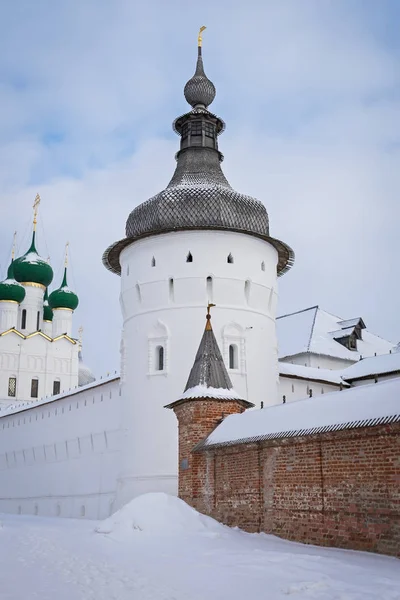 Toren van het Kremlin van Rostov met een houten koepel in de winter, Rusland — Stockfoto