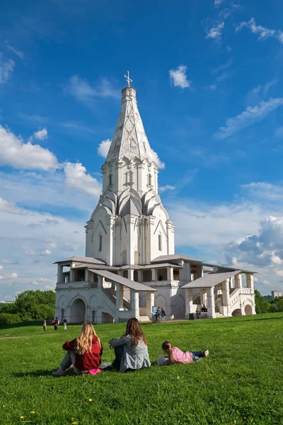 Rekreacja w Kolomenskoje Muzeum-rezerwat, w pobliżu Kościoła Wniebowstąpienia, Moskwa, Rosja Obrazek Stockowy