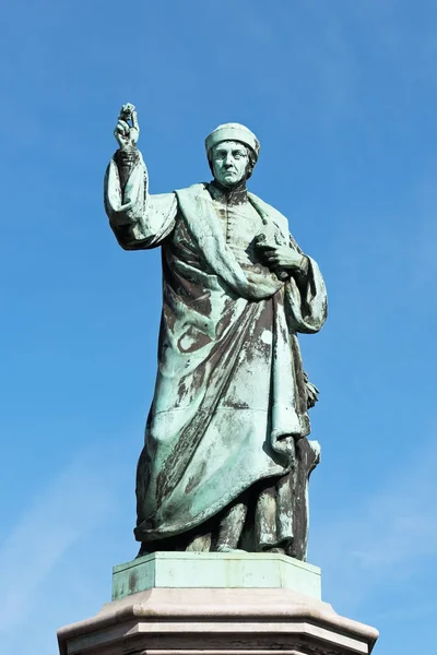 Estátua de Laurens Janszoon Coster na praça central de Haarlem, Países Baixos — Fotografia de Stock