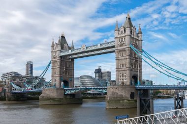 Tower Bridge Thames nehri geçerken Londra bir sembolü haline