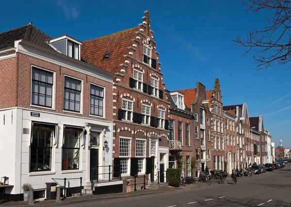HARLEM, HOLLAND DU NORD / PAYS-BAS - 24 MARS 2017 : Maisons historiques sur la rue Donkere spaarne de Haarlem au printemps ensoleillé — Photo