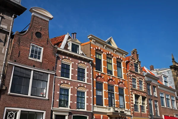 Zabytkowe domy Holenderskie w centrum Haarlem, Holandia — Zdjęcie stockowe