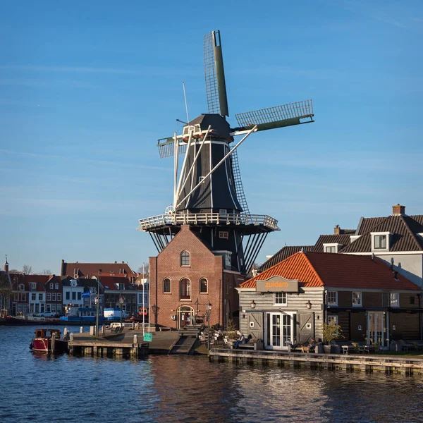 HARLEM, NORTH HOLLAND / THE NETHERLANDS - 24.03.2017: Restord windmill "De Adriaan" is a small museum and a tourist attraction of the city — стоковое фото