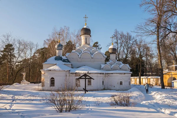 Kostel archanděla Michaela v zimě v Arkhangelskoye, Moskva — Stock fotografie