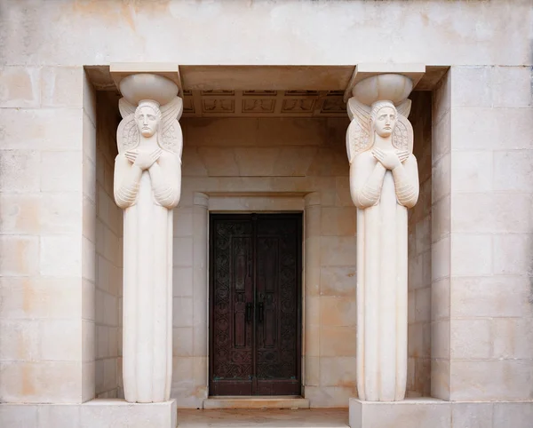 CAVTAT / CROATIA -MARCH 8, 2015: Entrance to the mausoleum at the traditional cemetery on the hill — Stock Photo, Image