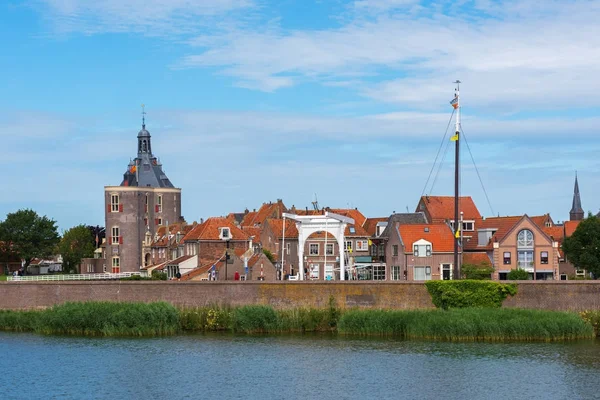 ENKHUIZEN, NORTH HOLLAND / the NETHERLANDS - JULY 4, 2017: Utsikt over byen med en historisk byport Drommedaris på en solrik sommerdag – stockfoto