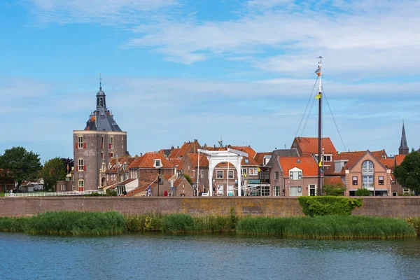 ENKHUIZEN, HOLANDA DEL NORTE / PAÍSES BAJOS - 4 DE JULIO DE 2017: Vista de la ciudad con una puerta histórica de la ciudad Drommedaris en un soleado día de verano —  Fotos de Stock