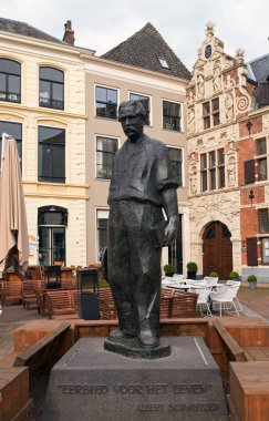 Deventer, Overijsse L / Hollanda - 29 Haziran 2017: Albert Schweitzer kent merkezindeki anıt