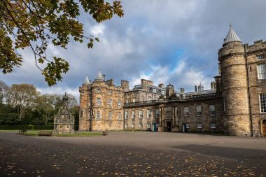 Edinburgh, Birleşik Krallık / Büyük Britanya - 22 Ekim 2017: Palace of Holyroodhouse bulutlu sonbahar günü güneşli anında görünümünü
