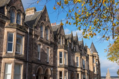 Inverness, İskoçya / İngiltere - Ekim 25,2017: Sonbahar nehirde Ness çıkabilir eski evler