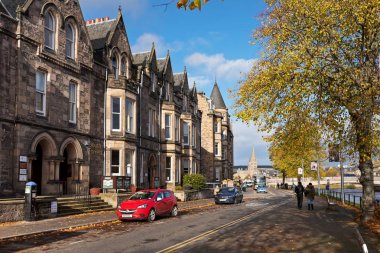Inverness, İskoçya / İngiltere - Ekim 25,2017: güneşli bir sonbahar günü nehirde Ness çıkabilir