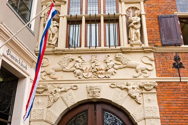 DEVENTER, OVERIJSSEL / PAÍSES BAJOS - 30 DE JUNIO DE 2017: Fachada del edificio histórico Penninckshoek en el centro de la ciudad — Foto de Stock