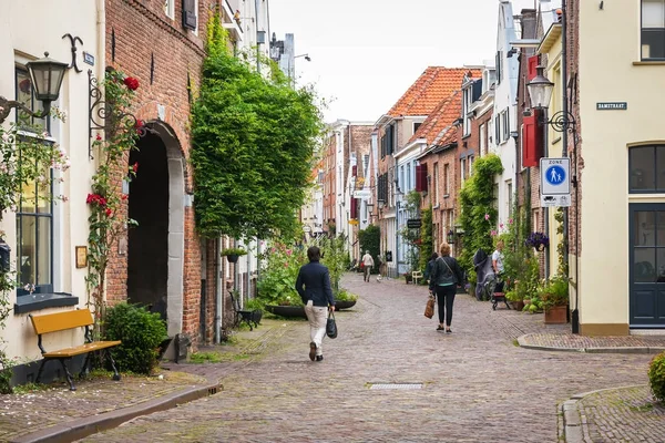 Deventer, Overijssel / Holandia - 30 czerwca 2017 r.: pieszych na jednej z głównych ulic miasta w letni dzień Obrazy Stockowe bez tantiem