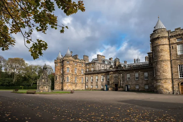 Edynburg, Szkocja / Wielka Brytania - 22 października 2017: widok dla Palace of Holyroodhouse w słoneczny moment pochmurny, jesienny dzień Zdjęcia Stockowe bez tantiem