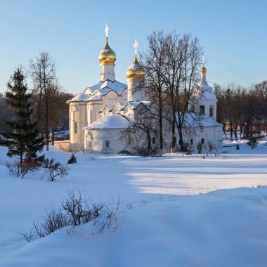 Sergiyev Posad, moscow Region / Rusya - 2 Şubat 2017: tapınağa sunu Podol Cuma bir kış sabahı Meryem ve Paraskeva kiliseleri