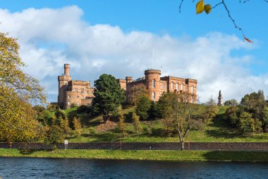 Inverness nehir Ness üzerinde seyir Castle