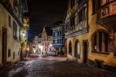 Riquewihr, Haut-Rhin / Fransa - 5 Kasım 2017: Orta sokak Fransa en güzel köylerinden akşam