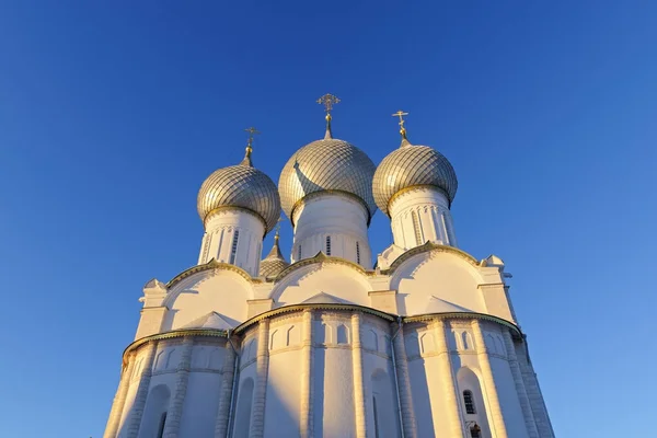 Kopuły katedry Wniebowzięcia Rostov Kremla w zimowy poranek, Rosja — Zdjęcie stockowe