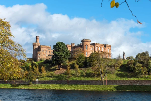 Inverness kasteel kijkt uit over de rivier de Ness — Stockfoto