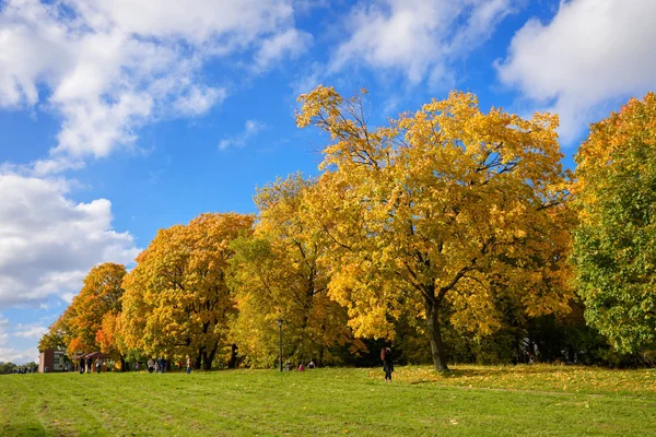 Sunny autumn day in the park Kolomenskoye, Moscow, Russia — Stock Photo, Image