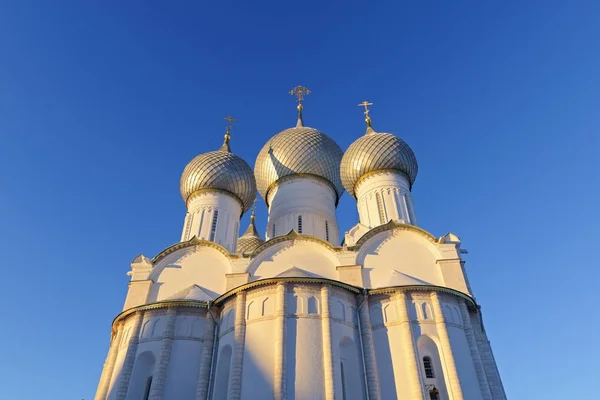 Kopuły katedry Wniebowzięcia Rostov Kremla w zimowy poranek, Rosja Obrazy Stockowe bez tantiem