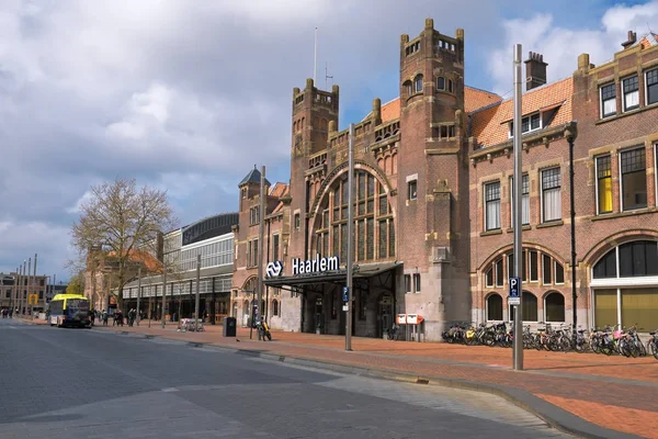 Główne wejście stacji kolejowej Haarlem, Holandia Zdjęcie Stockowe