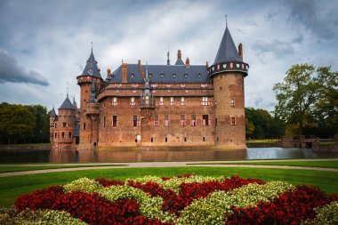 Haarzuilens, Utrecht / Hollanda - 8 Ekim 2016: kalenin De Haar sonbaharda Park'tan görünümünü