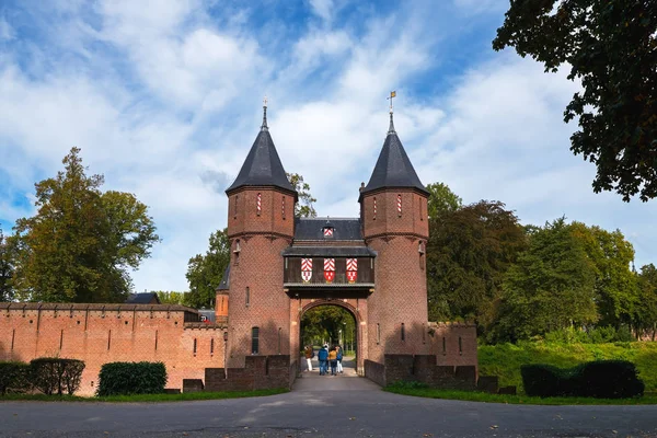Haarzuilens, Utrecht / Holandia - 8 października 2016 r.: wejście do średniowiecznego zamku De Haar — Zdjęcie stockowe