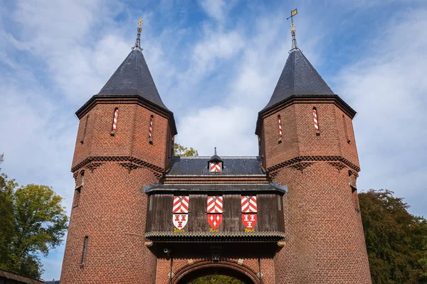 Haarzuilens, Utrecht / Holandia - 8 października 2016: brama wjazdowa zamku De Haar — Zdjęcie stockowe