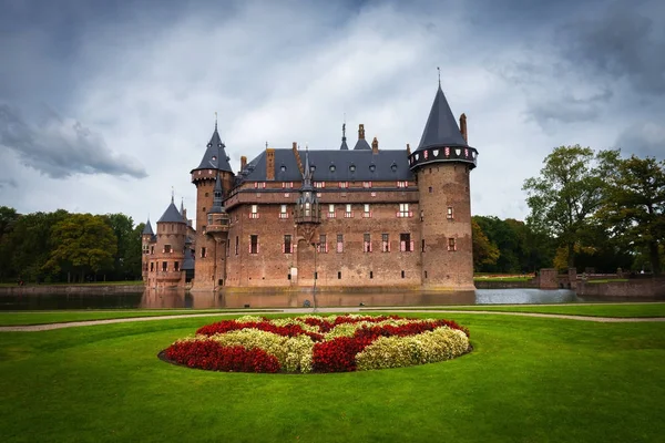Haarzuilens, 乌得勒支/荷兰-2016年10月8日: 中世纪城堡 De Haar 的看法从公园在秋天 — 图库照片