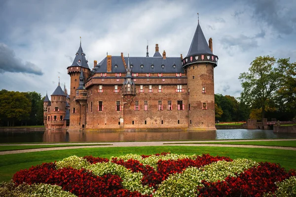 Haarzuilens, Utrecht / Holandia - 8 października 2016: widok na zamek De Haar od parku jesienią Obrazek Stockowy