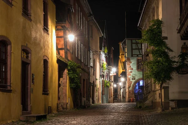 RIQUEWIHR, HAUT-RHIN / FRANCE - NOVEMBER 5, 2017:Side street of the beautiful Alsatian village in the evening light — Stock Photo, Image