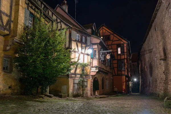 RIQUEWIHR, HAUT- RHIN / FRANCE - NOVEMBER 5, 2017: One of the side street of the beautiful Alsatian village in the evening light — Stock Photo, Image