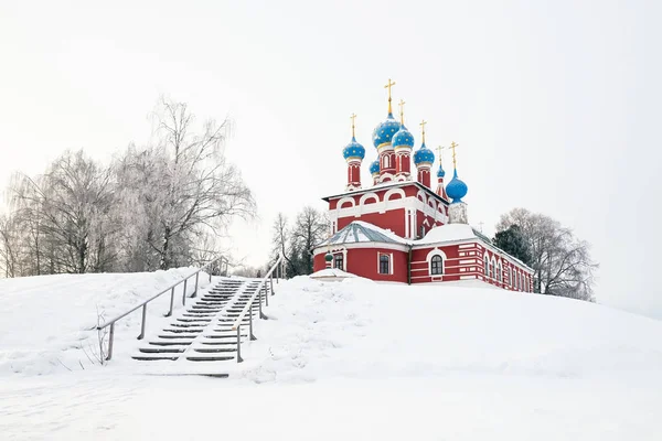 Uitzicht van de kerk tsarevitsj Dimitry op het bloed in Oeglitsj Kremlin vanaf de rivier de kant — Stockfoto
