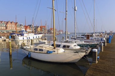 Volendam, Kuzey Hollanda / Hollanda - 16 Şubat 2015: güneşli kış sabahı limanda