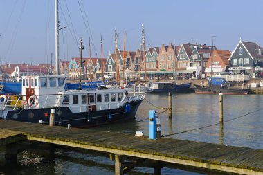 Volendam, Kuzey Hollanda / Hollanda - 16 Şubat 2015: güneşli kış sabahı limanda