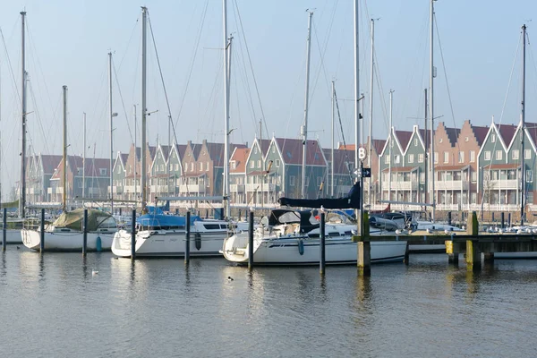 Volendam, Severní Holandsko / Nizozemsko – 16. února 2015: pohled mořského parku od přístavu v Slunečné zimní ráno — Stock fotografie