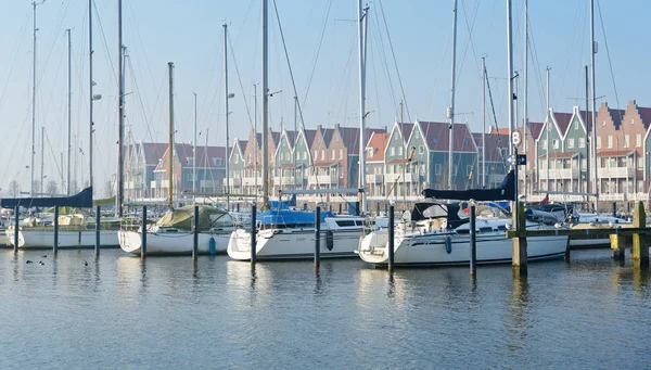 Volendam, Noord-Holland / Nederländerna - 16 februari, 2015: utsikt mot Marina parken från den nya hamnen i en solig vintermorgon — Stockfoto