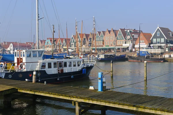 VOLENDAM, NORTH HOLLAND / THE NETHERLANDS - February 16, 2015: Sunny winter morning in the harbor — стоковое фото