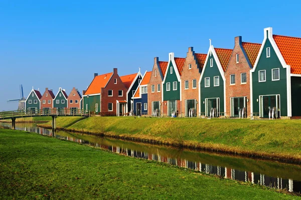 Gekleurde huizen van mariene park in volendam weerspiegeld in het water, Nederland — Stockfoto