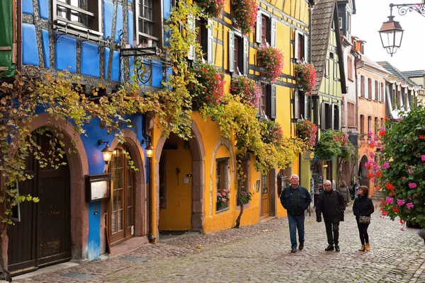 RIQUEWIHR, HAUT- RHIN / FRANCIA - 5 DE NOVIEMBRE DE 2017: Turistas pasean por la calle principal de un hermoso pueblo — Foto de Stock