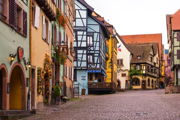 RIQUEWIHR, HAUT- RHIN / FRANCE - NOVEMBER 6, 2017: This colorful medieval village even on a cloudy autumn day looks attractive — Stock Photo, Image