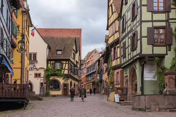 RIQUEWIHR, HAUT- RHIN / FRANCE - NOVEMBER 6, 2017: Beautiful medieval village even on a cloudy autumn day looks attractive — Stock Photo, Image